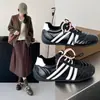 Couro respirável Tênis de treino alemão feminino outono 2026 novo estilo sola macia tênis brancos pequenos sapatos Forrest Gump tênis casuais para corrida esportes