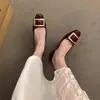 Novedad 2025 Zapatos Planos de Tacón Grueso Cuadrados de Punta Cuadrada Color Gris Elefante para Mujer con Hebilla Cuadrada Metálica y Diseño de Tacón Bajo de Charol