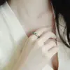 Anillo Irregular de Zircón Esmeralda, Anillo de Dedo Índice de Nicho de Alta Gama, Estilo Minimalista, Lujo Ligero, Joyería de Alta Gama al por Mayor