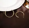 Pendientes Sencillos en Forma de C de Venta Caliente Europeos y Americanos para Mujer, Aros Lisos de Moda, Pendientes Personalizados Brillantes, Estilo Ins, Accesorios Exagerados y Versátiles
