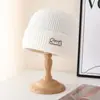 Gorro de Punto Estilo Japonés para Mujer, Versión Coreana para Otoño e Invierno con Parche de Letra, Gorro Cálido Versátil que Protege las Orejas para Hombre, Moderno