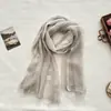 Cachecol de algodão e linho com borda desfiada texturizada para mulheres, primavera/verão, leve, respirável, cor sólida, estilo suave, xale longo versátil