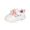 Tenis para niña con suelas suaves, zapatillas deportivas para niños, nuevos zapatos blancos de dibujos animados otoño 2026, ligeros, antideslizantes, zapatos casuales para niños