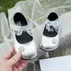 Zapatos pequeños de piel para niña, nuevos estilos de otoño, zapatos de princesa de suela blanda para niños con detalles de lazo, merceditas nacaradas de punta fina para niñas pequeñas