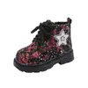 Botas de couro para meninas, nova moda de inverno 2026, botas quentes de algodão com forro de fleece para crianças, botas Martin com estampa de estrelas para crianças de tamanho pequeno e médio, atacado