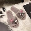 Pantuflas esponjosas de mariposa de diamante y flor coreanas de moda casual de otoño e invierno, pantuflas cálidas de felpa para el hogar al por mayor