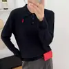Camisa base de punto trenzado bordado con cuello polo estilo Miu para mujer, primavera y otoño, estilo puro y deseable, suéter de capa interior, sensación relajada, top de punto