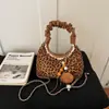 Bolsa de ombro minimalista da moda transfronteiriça, design de nicho, nova coleção outono 2026 feminina, bolsa de ombro estilosa e única