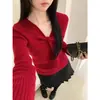 Elegante camiseta base de punto con cuello en V retorcido para mujer, chic y única para otoño e invierno, top ajustado y favorecedor