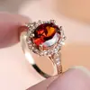 Anillo vintage de encaje Rongxing más vendido transfronterizo, piedra principal roja ovalada rodeada de engaste completo de diamantes, anillo para mujer con incrustaciones de piedra