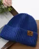 Nuevo Gorro de Punto con Etiqueta de Cuero con Letra para Otoño e Invierno, Gorro de Moda Versátil para Exteriores a Prueba de Frío para Mujeres, Gorro de Lana Cálido de Doble Capa