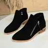 Estação Independente Calçados Femininos Transfronteiriços 2026 Novas Botas Femininas de Salto Grosso Tamanho Grande Botas Martin de Camurça Salto Baixo Bota de Cano Curto com Zíper Lateral Feminina