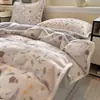 Diseño de tallado tridimensional - un juego de ropa de cama de invierno de cuatro piezas con tela de terciopelo de leche engrosada, que incluye una sábana bajera y una funda de edredón de vellón de coral por ambos lados