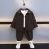 Conjunto de Roupas de Outono para Meninos 2026 Novo Estilo Meninos Pequenos Tendência Legal Jaqueta de Veludo Cotelê Conjunto Casual de Duas Peças para Meninos Roupas Infantis Tendência