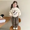 Conjunto moderno para niñas 2026 colección de otoño nueva: Sudadera de cuello redondo de dibujos animados para niños y pantalones casuales con estampado de leopardo, un conjunto de dos piezas