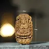 Pingente de Agarwood de Qinan Marca Mil Mãos Guanyin Pingente Artesanato em Relevo Escultura Unilateral Estilo Chinês Peça de Mão
