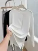 Camiseta Branca de Manga Longa para Mulheres, Feita de Algodão Lyocell, Corte Solto com Fendas Laterais, Super Estilosa, Peça Básica de Verão que Cobre os Quadris