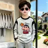 Camiseta raglan de algodão puro para meninos, manga longa, novo estilo primavera/outono com estampa color-block, moderna e única, adequada para crianças de tamanho médio e grande como camada base