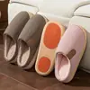 Chinelos de algodão simples e antiderrapantes para homens, novo estilo de inverno, quentes e forrados com fleece para uso interno, adequados para grávidas e idosos, chinelos de pelúcia para mulheres