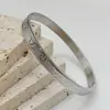 Pulseira de Aço Inoxidável Estilo Novo Transfronteiriço para Mulheres, Fashionável e Versátil, Estilo Europeu e Americano, Galvanizado a Ouro Real 18K, Pulseira de Aço Titânio com Coração Embossado