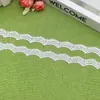 Acabamento de renda bordada branca ondulada em poliéster, 1,2 cm de largura, usado como acabamento decorativo para roupas infantis e roupas de bonecas
