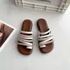 Sandalias Juveniles de Verano 2026 de Moda con Clip para Dedos Abiertas al Aire Libre Planas Suela Suave Moda Sandalias de Playa con Pedrería