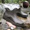Botas de Chuva Pretas Simples Estilo Coreano Sapatos de Borracha Estilo Clássico Botas Curtas para Deslocamento na Estação Chuvosa Sapatos Masculinos Antiderrapantes Modernos Botas de Pesca