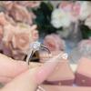 Camélia Hong Kong Anel de Casamento contador mesmo estilo imitação de diamante banhado a ouro nicho seis-garra anel de zircão