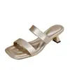 Pantuflas de una tira para mujer Ropa de exterior Verano Nuevo Tacones altos franceses Tacones gruesos Estilo de hada Estilo coreano Sandalias simples