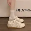 Zapatos casuales grises con rosa para mujer con aumento interno de altura, zapatillas de entrenamiento alemanas de suela plana 2026, modelo nuevo versátil de cordones retro de otoño