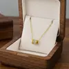 Collar de Acero Inoxidable con Diseño Integral Estilo Lujo Ligero de Nicho Europeo y Americano para Mujer, Cadena para Clavícula con Borla Versátil que No se Desvanece, Joyería al por Mayor