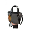 2025 Nuevo Diseño de Nicho Moda Retro Simple Bolso de Hombro para Mujer Moda Otoñal Bolso Cruzado de Mano Tipo Cubo