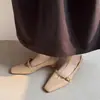 Elegantes zapatos Mary Jane de piel de oveja de capa superior con tacones medios gruesos en color burdeos, zapatos versátiles y sofisticados para mujer adecuados para ir al trabajo y combinarlos con faldas.