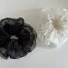 Elástico de Cabelo Scrunchie Elegante Estilo Coreano com Bolinhas em Organza de Camada Dupla e Malha, Acessório de Cabelo com Toque de Luxo, Prendedor de Coque Exquisito para Mulheres