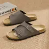Sandálias Birkenstock femininas 2026 novas de verão, chinelos de dedo com fivela dupla e uma tira, sola de cortiça, sandálias antiderrapantes para exterior, sapatos masculinos slip-on