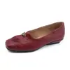 Zapatos slip-on cómodos de cuero suave, de punta cuadrada retro, con hebilla metálica y diseño plisado, zapatos elegantes y versátiles de tacón bajo para ir al trabajo