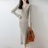 Vestido de Punto Nuevo Otoño/Invierno 2026 de Lana Pura con Cuello en V y Mangas Largas Acampanadas, Vestido de Canalé Ajustado de Longitud Media