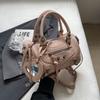 Bolsos de Diseño Nicho para Mujer 2024 Nuevo Dulce y Genial Hottie Remache Bolso de Motocicleta Mochila Hombro Axila Bolso Cruzado