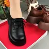 Zapatos de cordones con suela gruesa estilo británico para mujer, nuevos zapatos de cuero otoño 2026, mocasines casuales de punta redonda con suela blanda para madres