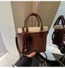 Bolso Vintage Esmerilado de Nicho para Mujer 2025 Nuevo Versátil para el Trabajo al Hombro Debajo del Brazo Bolso Cubo de Mano Versátil