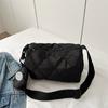 Bolsa Feminina Grande Capacidade com Bordado Acolchoado 2026 Tendência Nova Moda Bolsa de Ombro Transversal Bolsa Almofada de Celebridade da Internet