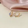 Brincos de Zircônia de Luxo Leve Europeus e Americanos de Alta Qualidade para Mulheres, Simples e Versáteis, Brincos Super Brilhantes, Presilhas de Orelha Modernas e Únicas, Novo Estilo