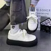 Zapatos blancos de suela gruesa de color contrastante para mujer, nuevos populares de nicho de la primavera 2024, combinan con todo, estilo Hong Kong, zapatillas que aumentan la altura