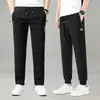 Calça jogger de moletom masculina preta de perna reta, novo estilo outono, solta, moderna, estilosa, adequada para corrida, uso casual e para ir ao trabalho.