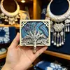 Imán de Refrigerador Cultural y Creativo de la Aldea Miao Qianhu de Guizhou, Corona Miao, Imán de Refrigerador Teñido con Índigo para Tocados Miao, Refrigerador con Bordado Miao