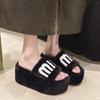Novas Pantufas de Algodão com Salto Anabela, Solado Grosso, Peludas, Quentes, de Uma Tira, Solado Macio, Aumentadoras de Altura, Sapatos Femininos, High-End