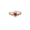 Anillo abierto vintage con corazón de circón rojo para mujer, con un diseño de lujo ligero estilo corte y tamaño ajustable. Venta al por mayor para joyería transfronteriza