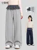 Calça de malha casual nova outono 2026 para meninas Xiaofei, calça de perna larga versátil para crianças maiores, calça de moletom infantil com acabamento em renda