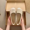 Sapatos Mary Jane com sola macia e bico dividido, novo modelo confortável 2026, couro ultrassuave, sapatos femininos retrô de corte baixo para o verão