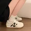 Sapatos femininos versáteis de sola grossa, novo modelo primavera/verão 2026, tênis de treino alemães retrô de nicho, tênis brancos casuais respiráveis da moda